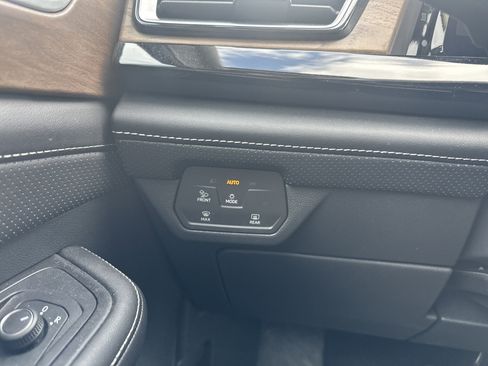 Used 2024 Volkswagen Atlas SE AWD/4WD image 24