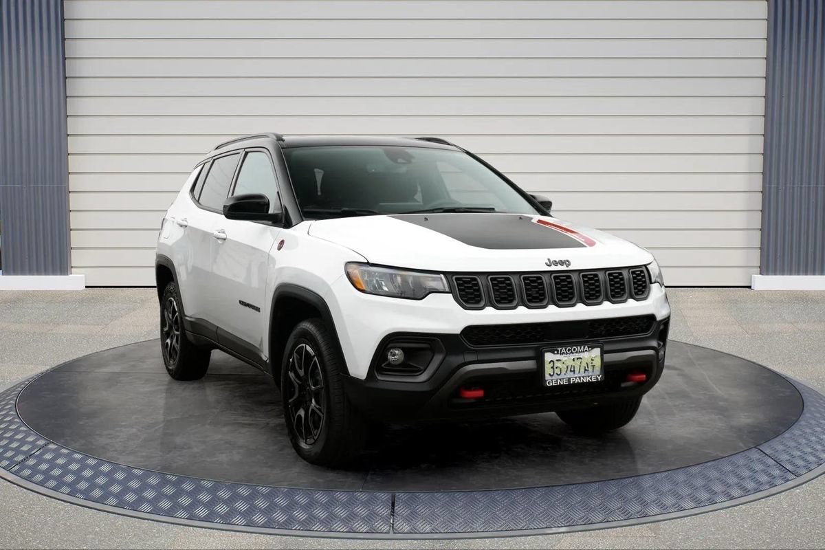 Used 2025 Jeep Compass Trailhawk AWD/4WD image 1