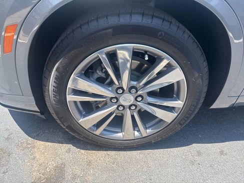 Used 2022 Cadillac XT6 Premium Luxury FWD image 2