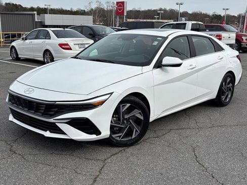 Used 2024 Hyundai Elantra SEL w/ Convenience Package image 2