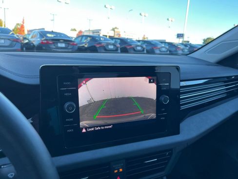 Used 2025 Volkswagen Jetta SE image 17