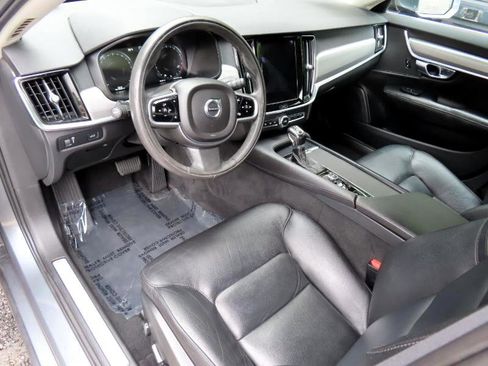Used 2017 Volvo S90 T6 Momentum w/ Vision Package image 4