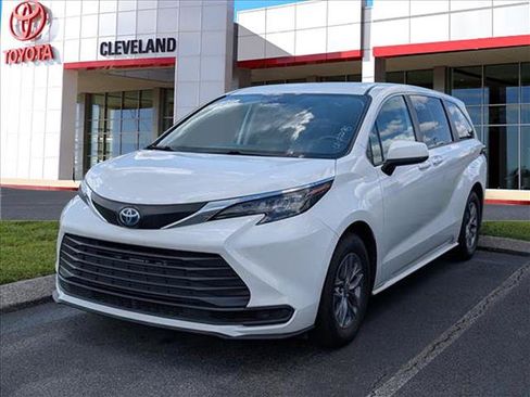 Used 2024 Toyota Sienna LE FWD image 4
