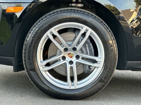 Certified 2025 Porsche Macan AWD/4WD image 30