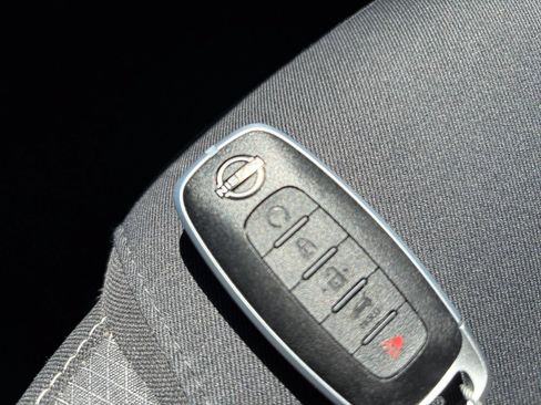 Used 2025 Nissan Pathfinder SV FWD image 27