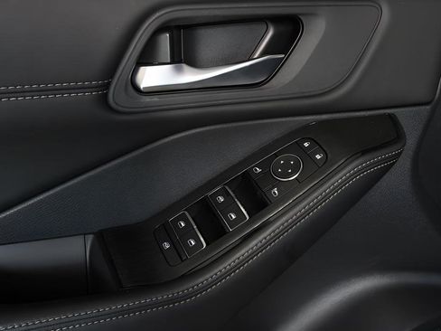 Used 2024 Nissan Rogue SL FWD image 11