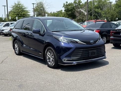 Used 2021 Toyota Sienna XLE w/ XLE Plus Package FWD image 1