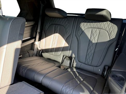 Used 2022 BMW X7 M50i image 16