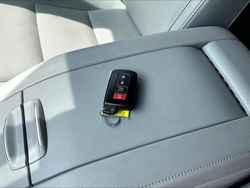 Used 2019 Toyota Highlander Limited Platinum AWD/4WD image 11