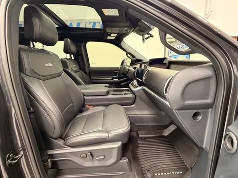 Used 2025 Ford Expedition Platinum w/ Stealth Appearance Package AWD/4WD image 17