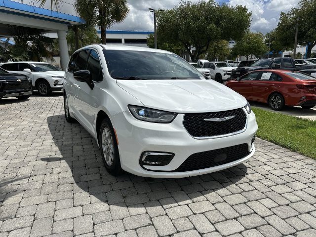 Used 2024 Chrysler Pacifica Touring FWD image 17
