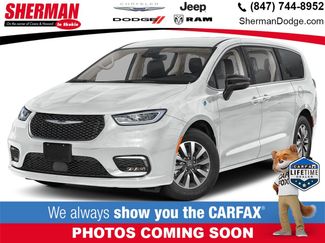 Used 2024 Chrysler Pacifica Select video 1