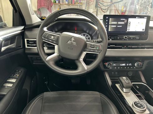 Used 2025 Mitsubishi Outlander SE image 13