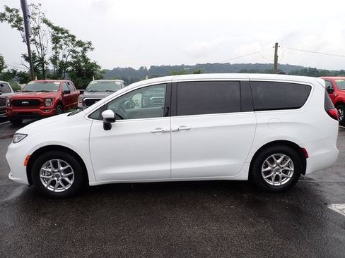 Used 2023 Chrysler Pacifica Touring-L FWD image 2