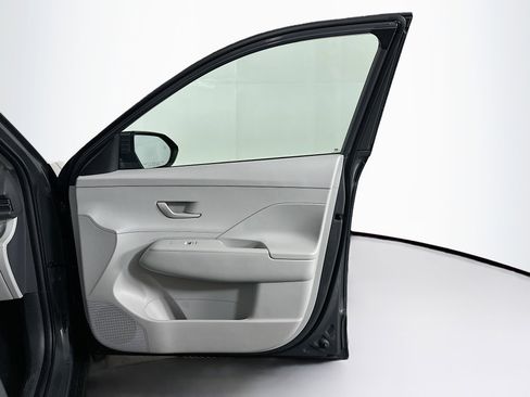 Used 2025 Hyundai Kona SEL FWD image 30