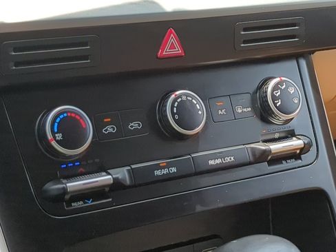 Used 2022 Kia Carnival LX FWD image 34