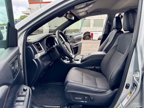 Used 2019 Toyota Highlander Plus w/ Carpet Mat Package (TMS) AWD/4WD image 2