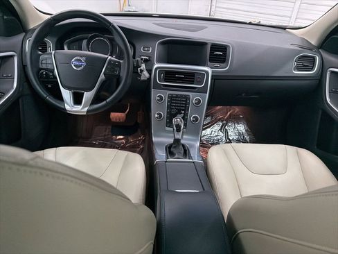 Used 2017 Volvo S60 T5 Inscription image 21