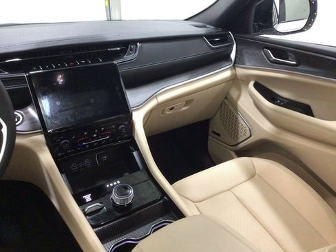 Used 2024 Jeep Grand Cherokee Limited w/ Luxury Tech Group II AWD/4WD image 30