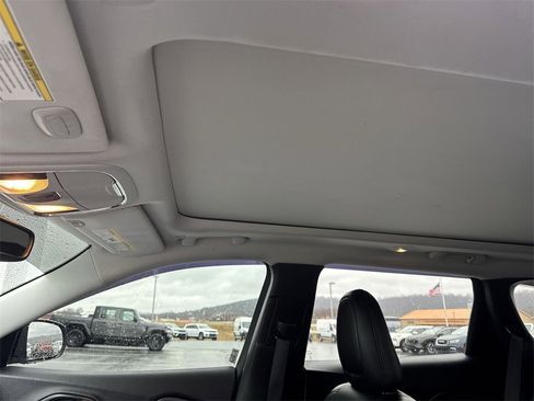 Used 2019 Jeep Cherokee Limited image 22