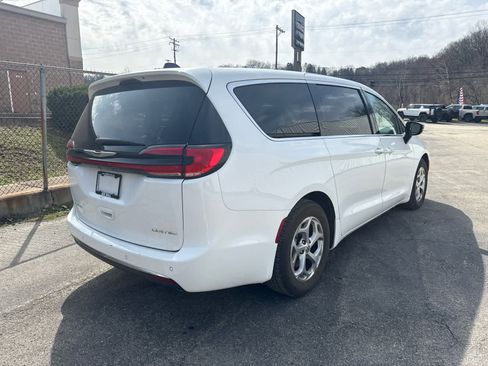 Used 2024 Chrysler Pacifica Limited image 7