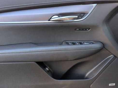 Used 2025 Cadillac XT6 Luxury image 10