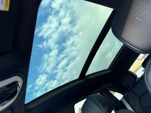 Used 2025 Porsche Macan image 21