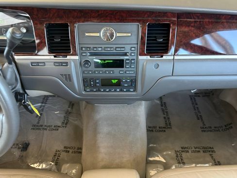 Used 2010 Lincoln Town Car Signature Limited RWD image 14