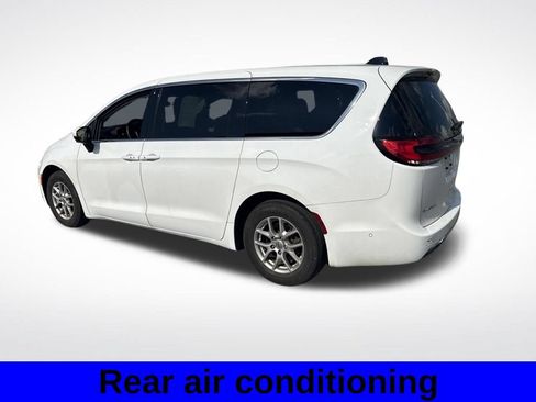 Used 2023 Chrysler Pacifica Touring-L FWD image 3