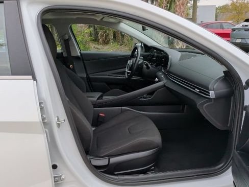 Certified 2025 Hyundai Elantra SEL FWD image 17