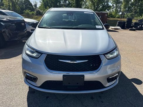 Used 2024 Chrysler Pacifica Touring-L FWD image 6