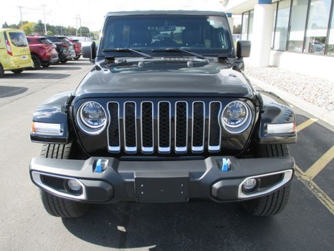 Used 2023 Jeep Wrangler Unlimited Sahara w/ Cold Weather Group image 8
