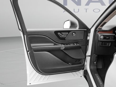 Used 2024 Lincoln Aviator AWD w/ Premium Package image 12