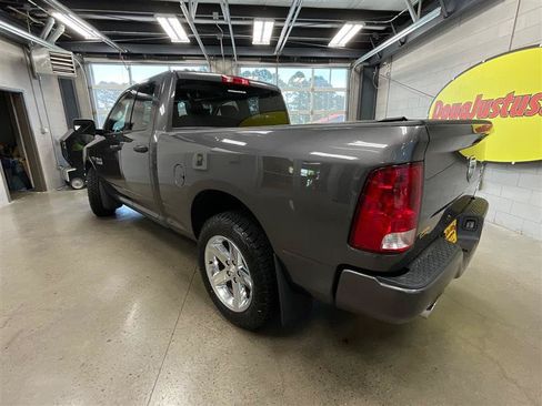 Used 2017 RAM 1500 Express AWD/4WD image 3