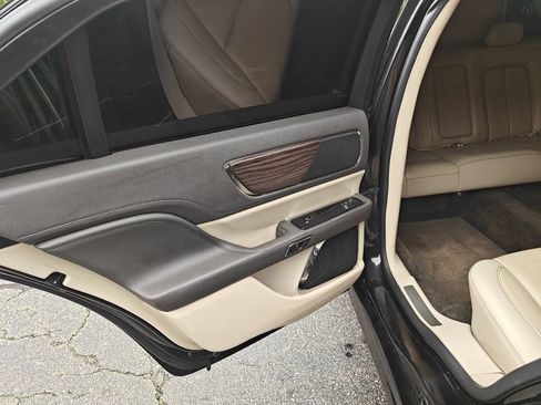 Used 2018 Lincoln Continental Select w/ Continental Climate Package image 32