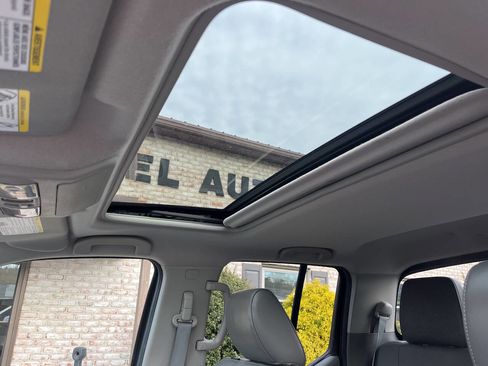 Used 2014 Nissan Frontier SL w/ SL Moonroof Package image 30