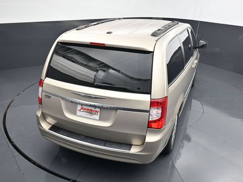 Used 2014 Chrysler Town & Country Touring FWD image 22