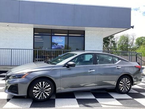 Used 2025 Nissan Altima 2.5 SV image 2