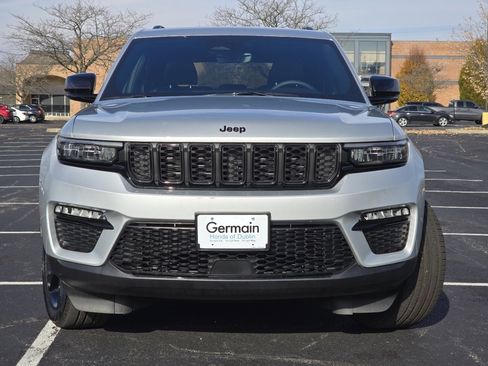 Used 2025 Jeep Grand Cherokee Limited w/ Black Appearance Package image 13