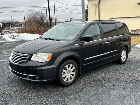 Used 2013 Chrysler Town & Country Touring image 4