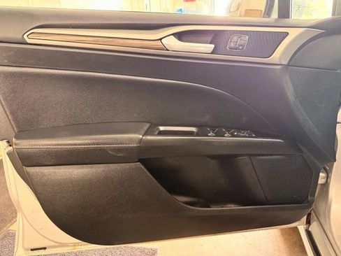 Used 2017 Ford Fusion SE w/ Fusion SE Technology Package FWD image 10