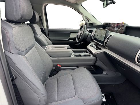 New 2025 Ford Expedition Active image 18