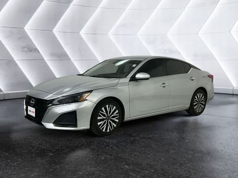 Used 2023 Nissan Altima 2.5 SV FWD image 3