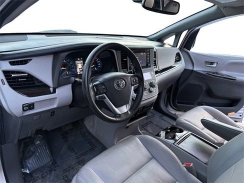 Used 2020 Toyota Sienna Limited Premium image 9