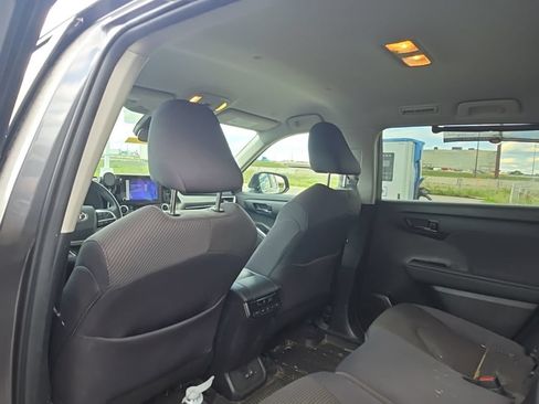 Used 2024 Toyota Highlander LE FWD image 11