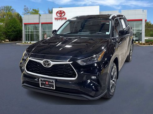 Certified 2024 Toyota Highlander XLE AWD/4WD image 1