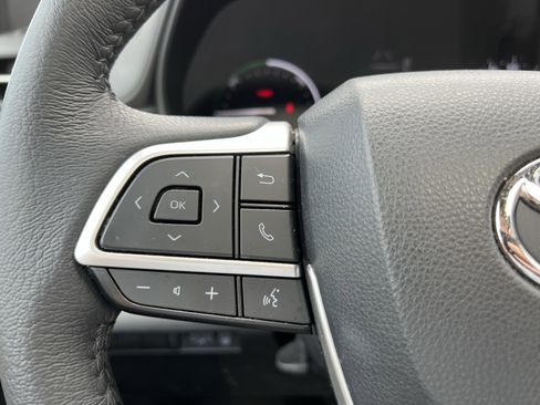 Used 2023 Toyota Sienna XLE image 19