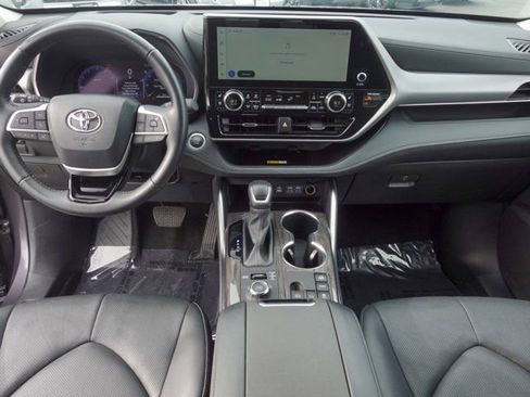 Used 2024 Toyota Highlander Platinum image 12
