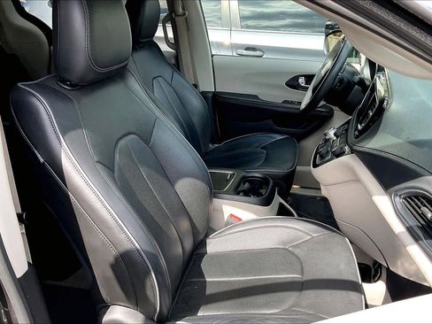 Used 2020 Chrysler Pacifica Limited image 8