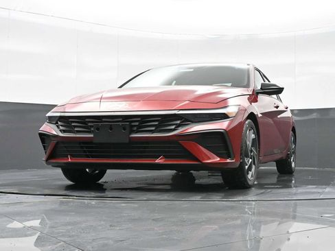 Certified 2025 Hyundai Elantra Sport image 31